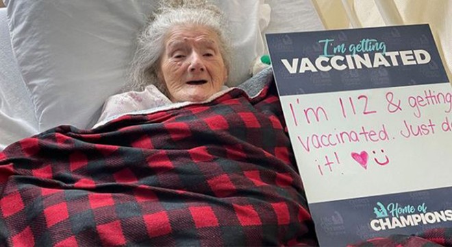 Kovid-19 aşısı yaptıran en yaşlı kişisi 112 yaşındaki Plummer oldu