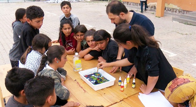 Köy köy gezerek çocukları  ebru  sanatıyla tanıştırıyor