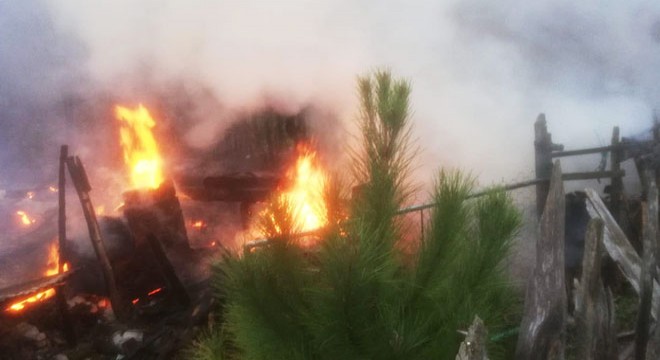 Köy muhtarının 2 evi yandı