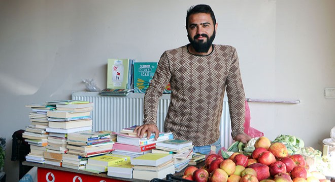 Köy okulları için 600 kitap topladı