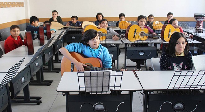 Köy okuluna yapılan müzik sınıfında enstrümanlı ders