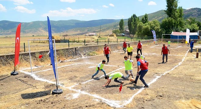Köy okulunda futbol heyecanı