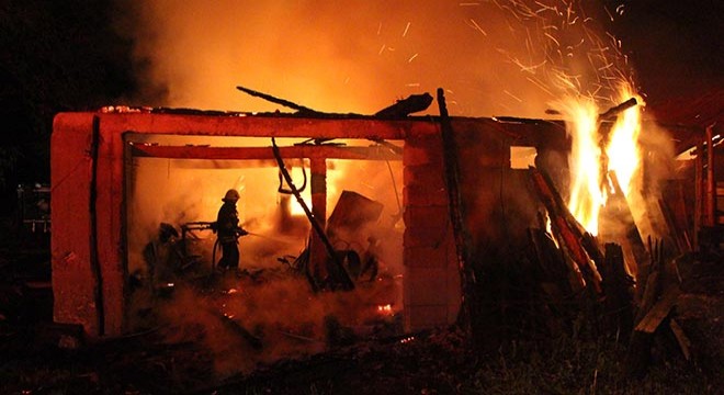 Köyde yangın; 2 ahır, samanlık ve garaj yandı