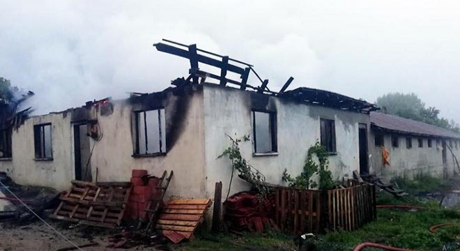 Köydeki tek katlı ev yandı