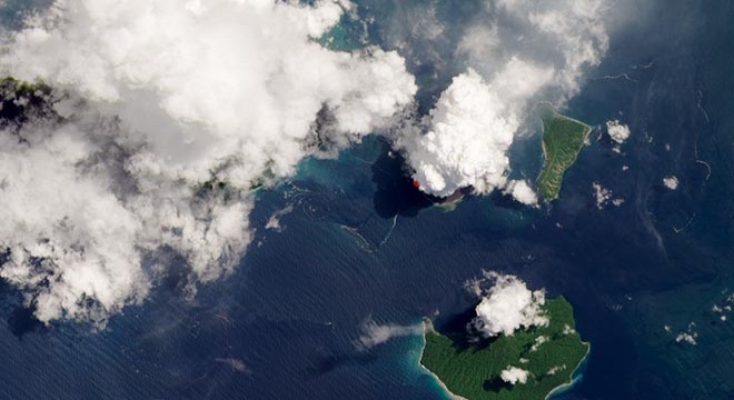 Krakatoa Yanardağı’nın faaliyete geçmesi uzaydan görüntülendi