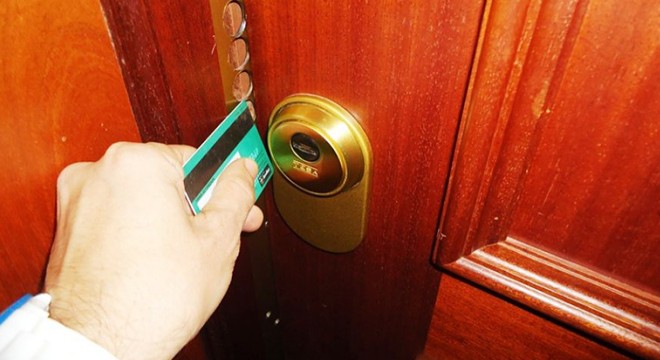 Kredi kartıyla evlerin kapılarını açan hırsızlar yakanlandı