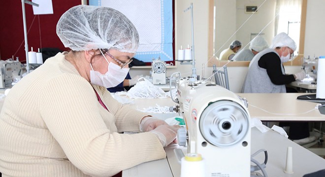 Kursiyer kadınlardan tıbbi maske üretimi