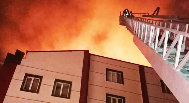 Kuru yemiş fabrikasının çatısında çıkan yangın söndürüldü