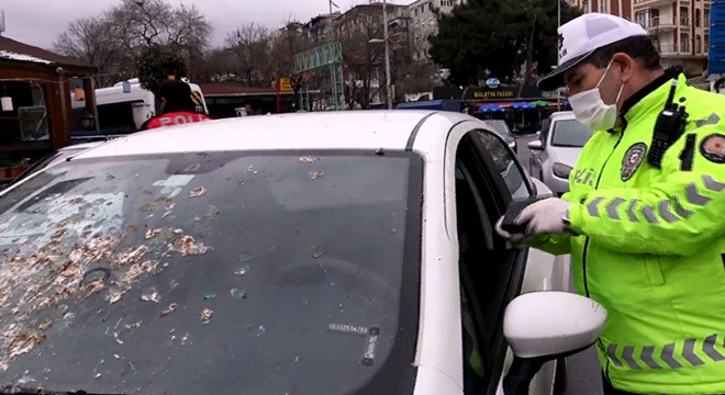 Kuşların camını kirlettiği otomobiliyle trafiğe çıkan sürücüye ceza