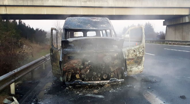 Lastiği patlayan minibüs, alev alıp yandı