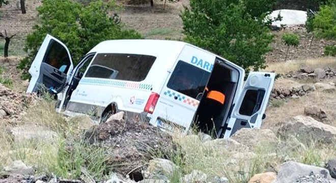 Lastiği patlayan yolcu minibüsü devrildi: 15 yaralı