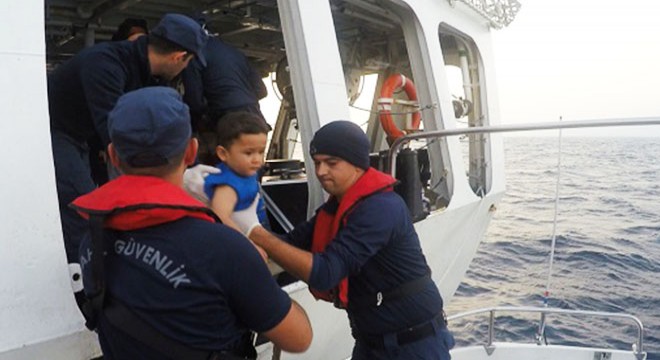 Lastik bot içinde 30 kaçak göçmen yakalandı