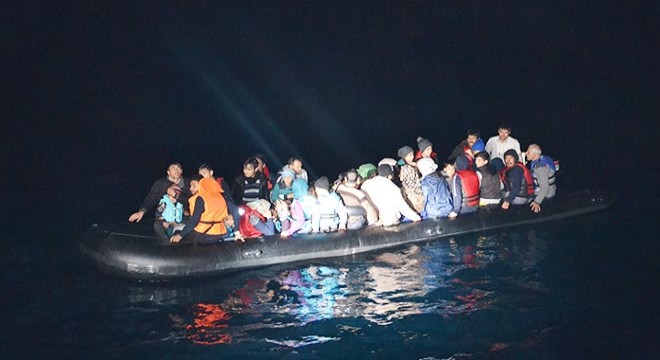 Lastik bot içinde 42 kaçak göçmen yakalandı