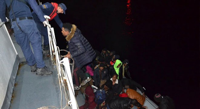 Lastik bot içinde 43 kaçak göçmen yakalandı
