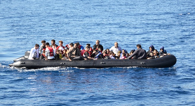 Lastik bot içinde 55 kaçak göçmen yakalandı