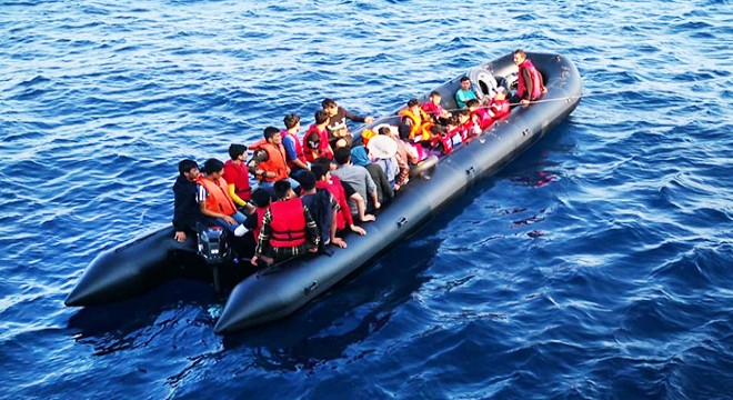 Lastik botlarda 65 kaçak göçmen yakalandı