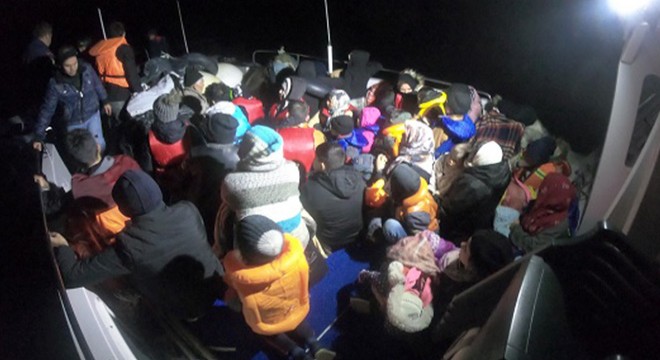 Lastik botta 23 ü çocuk, 44 kaçak göçmen yakalandı