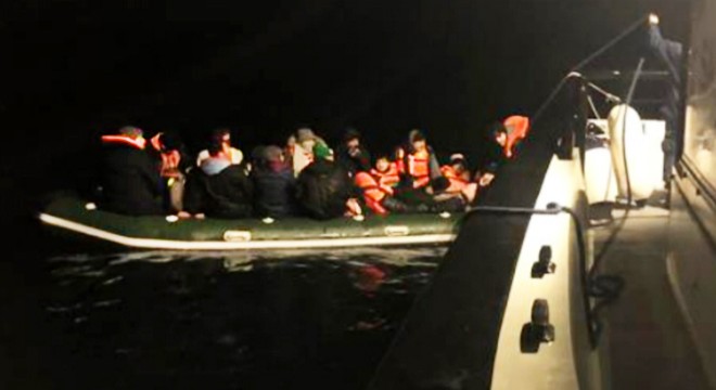 Lastik botta 28 kaçak göçmen yakalandı