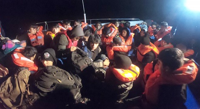 Lastik botta 35 kaçak göçmen yakalandı