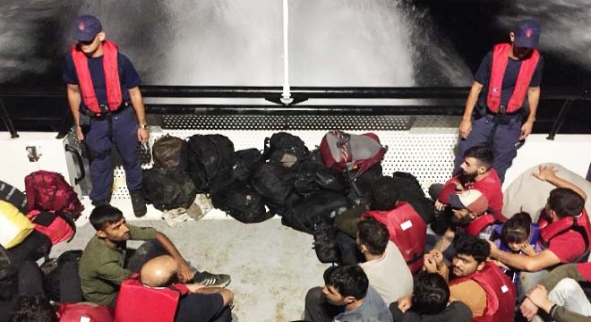 Lastik botta 41 kaçak göçmen yakalandı