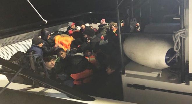 Lastik botta 43 kaçak göçmen yakalandı