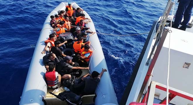 Lastik botta 44 kaçak göçmen yakalandı