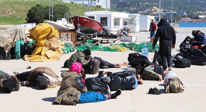 Lastik bottaki 23 kaçak göçmen kurtarıldı