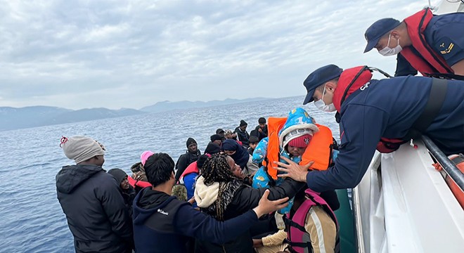 Lastik bottaki 30 kaçak göçmen kurtarıldı
