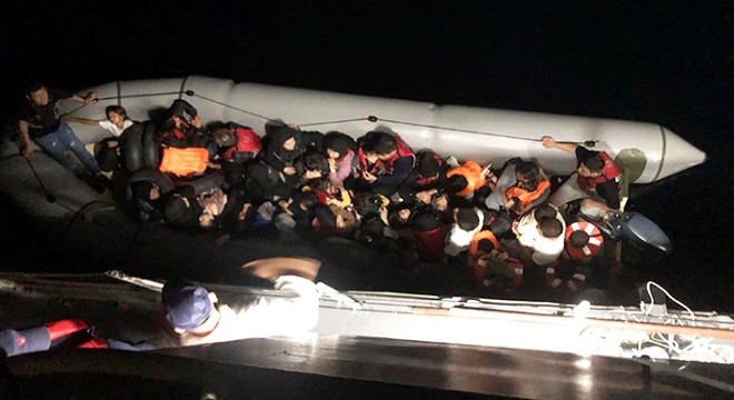 Lastik bottaki 37 kaçak göçmen yakalandı