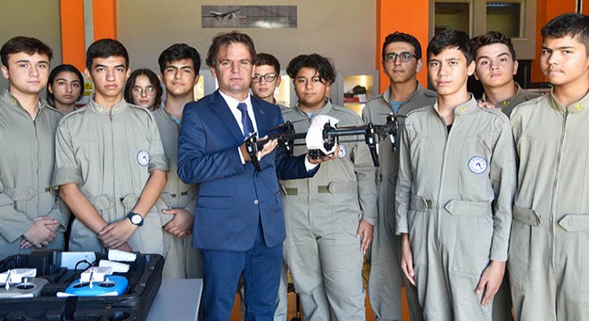 Lise öğrencilerinin ilaçlama dronu çiftçiye çare oldu