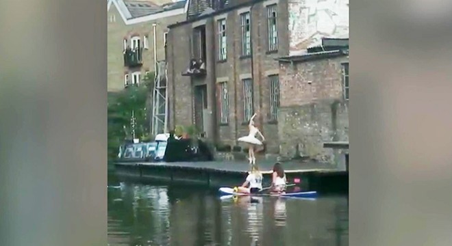Londra’da balerinden nehir kenarında gösteri