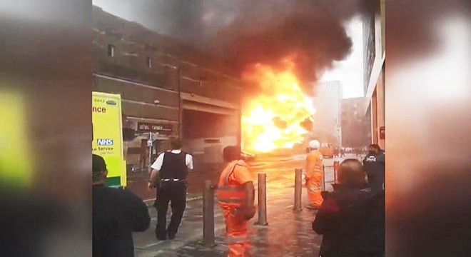 Londra’da metro istasyonu yakınında patlama sonrası yangın