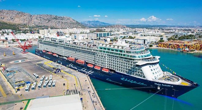 Lüks yolcu gemisi Mein Schiff 6 Antalya’da
