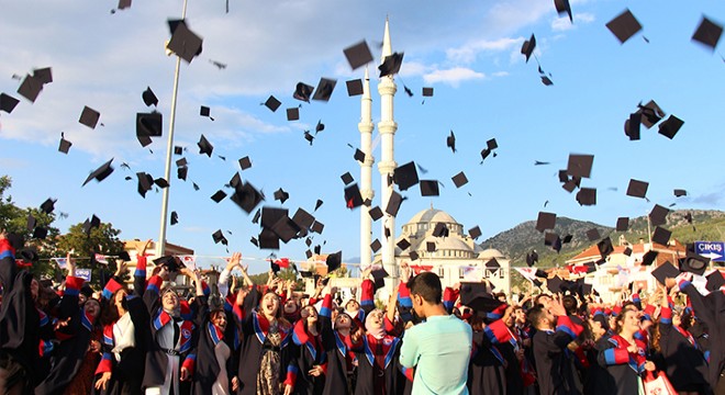 MAKÜ Bucak yerleşkelerinde mezuniyet töreni