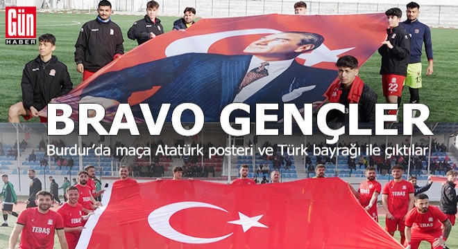 Maça Türk bayrağı ve Atatürk posteri ile çıktılar