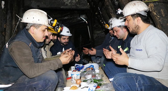 Madenciler yerin metrelerce altında ilk sahurunu yaptı