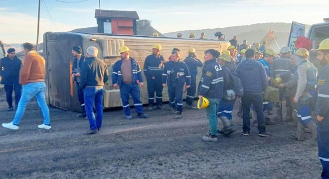 Madencileri taşıyan servis midibüsü devrildi: 11 yaralı