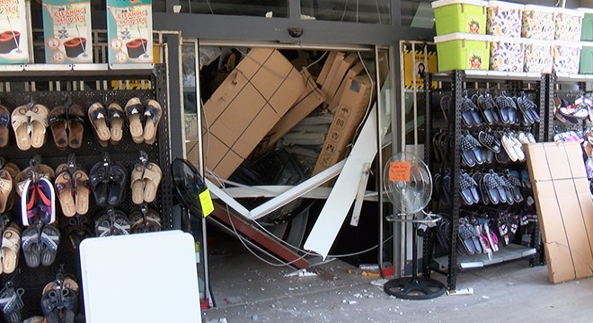 Mağazada asma tavan çöktü, müşteriler dışarı koştu