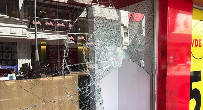 Mağazanın camını taşla kırıp, telefonları çaldılar