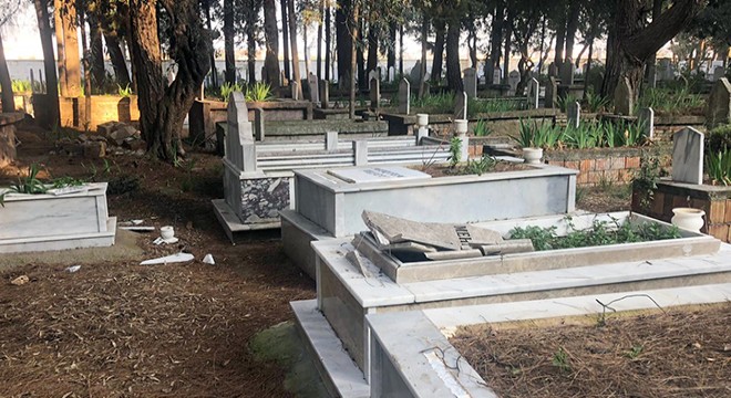 Mahalle mezarlığındaki mezarlar tahrip edildi