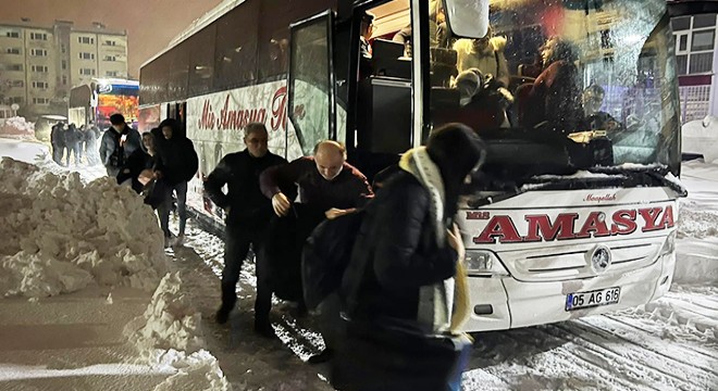 Mahsur kalan 2 yolcu otobüsündeki 80 kişi kurtarıldı