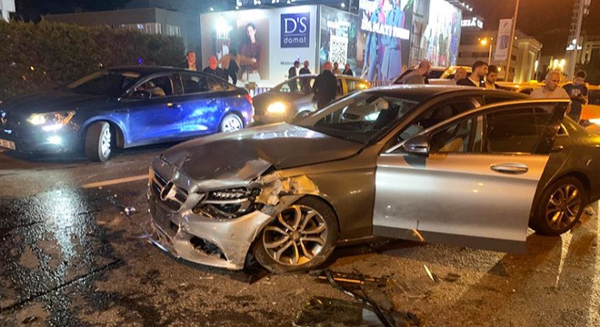 Makas attığı iddia edilen otomobil kaza yaptı: 2 yaralı