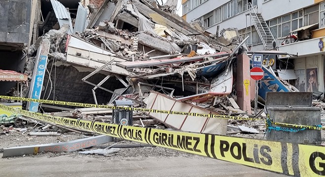 Malatya da ağır hasarlı bina kendiliğinden çöktü