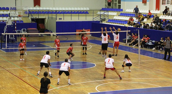Manavgat ta Cumhuriyet Kupası Voleybol Turnuvası düzenlendi