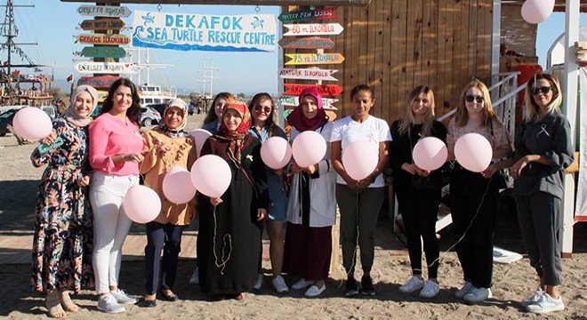Manavgatlı kadınlar sahilde pembe balon dağıttı