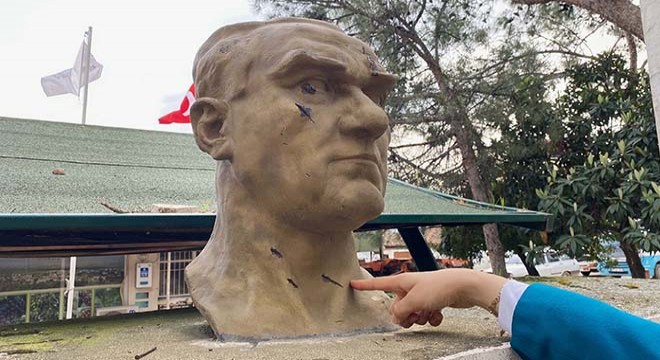 Atatürk büstüne baltalı saldırı