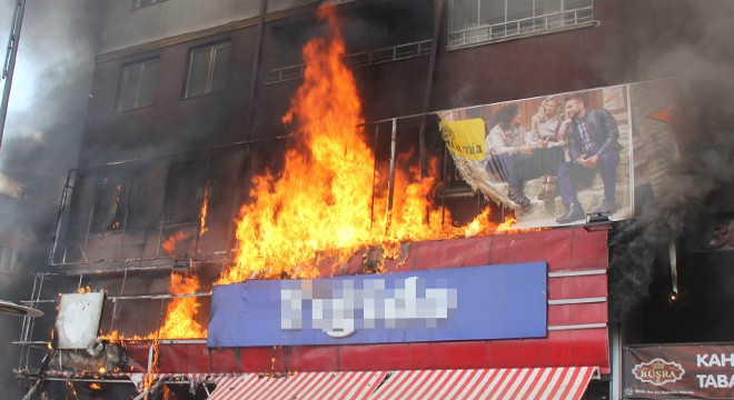 Markette çıkan yangın, 8 katlı binayı sardı