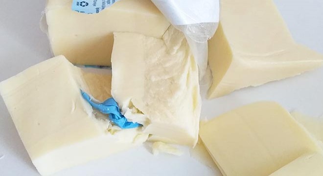 Marketten aldığı kaşar peynirin içinden lastik eldiven çıktığı iddiası