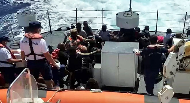 Marmaris te can sallarındaki 39 kaçak göçmen kurtarıldı