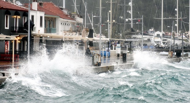 Marmaris te fırtına çatıları uçurup, tekneleri batırdı